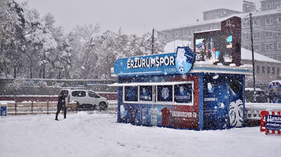Erzurum'da etkili olan kar yağışı yaşamı adeta felç etti - Resim : 2