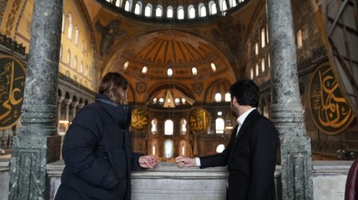 Hollywood yıldızı Travis Fimmel, Bakan Yardımcısı Mumcu ile Ayasofya Camii’ni gezdi - Resim : 1