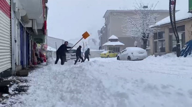 Bingöl'e yılın ilk karı düştü, kent beyaz gelinliğini giydi - Resim : 1