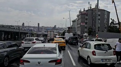 D-100 karayolunda feci kaza! Hafriyat kamyonu bariyerlere çarptı! Olay yerine çok sayıda ekip sevk edildi - Resim : 2