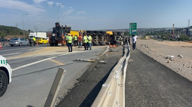 Pendik TEM otoyolu'nda kaza! Hafriyat yüklü kamyon devrildi: 1 yaralı - Resim : 2