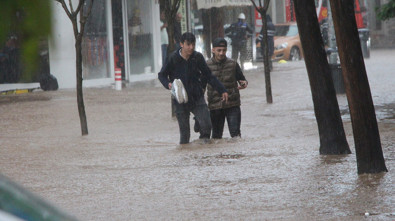 Trabzon'da şiddetli yağış sonrası vatandaşların zor anları! Sokak ve caddeler göle döndü! - Resim : 2