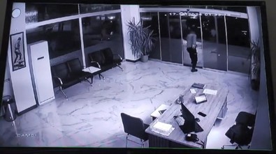 AK Parti Beylikdüzü İlçe Başkanlığı'na saldırı! Maskeli saldırgan dehşet saçtı - Resim : 1