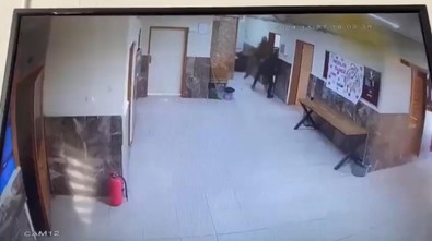 Okulda dehşet! Kardeşinin tartıştığı 2 öğretmeni tekme tokat dövdü: O anlar kamerada - Resim : 2