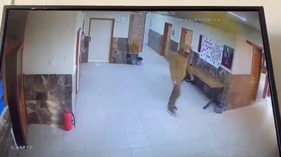 Okulda dehşet! Kardeşinin tartıştığı 2 öğretmeni tekme tokat dövdü: O anlar kamerada - Resim : 1