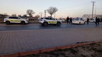 Konya'da kahreden kaza! Polis aracı ile tır çarpıştı: Bir polisimiz şehit oldu, 2 polis yaralı - Resim : 1