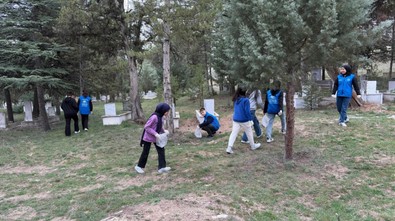Kütahya'da Ramazan Bayramı öncesinde lise öğrencilerinden örnek davranış - Resim : 1