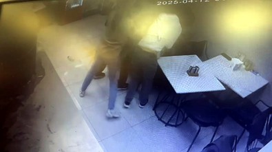 Avcılar’da iki grup arasında bıçaklı kavga! 19 yaşındaki genç kalbinden bıçaklanarak öldürüldü - Resim : 1