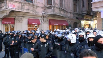 Beyoğlu İstiklal Caddesi'nde izinsiz Filistin'e destek gösterisinde arbede yaşandı! - Resim : 1