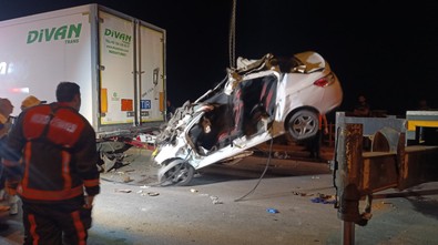Mersin'de katliam gibi kaza! Otomobil, tırın altına girdi: 2 kişi feci şekilde can verdi - Resim : 1