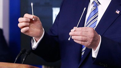Trump cebinden kulak çöpü çıkarıp dalga geçti - Resim : 1