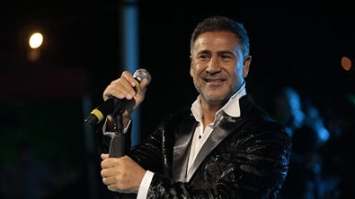 İzzet Yıldızhan'dan olay yaratan sözler! "Sahneye de külotla çıkmayın ya!" - Resim : 1