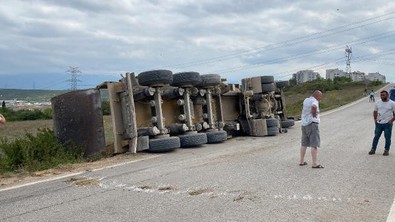 Feci kaza! Kontrolden çıkan TIR devrilip savruldu: Yaralı var - Resim : 2