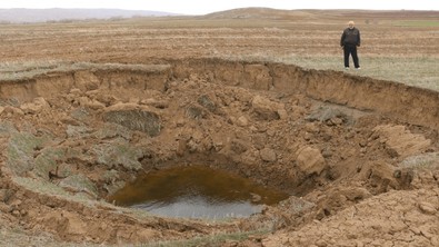 Köylü iki arkadaş tarlada yürüdükleri sırada fark ettiler: Ben traktörle çalışırken bundan korkarım, ürpertici - Resim : 2