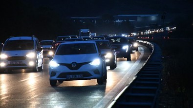 Bayram tatili sonrası dönüş trafiği başladı! Uzun araç kuyrukları oluştu - Resim : 1