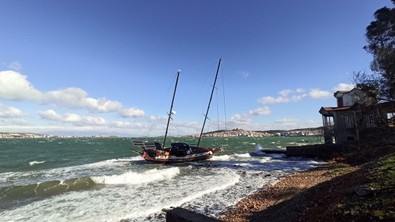 Balıkesir'in meşhur tatil beldesinde korkunç manzara... Etkisini giderek artırdı. Zor anlara neden oldu - Resim : 1