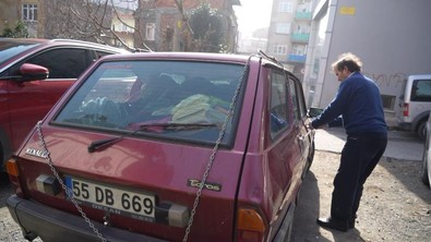 Arabası çay kaşığıyla bile açılıyordu... Hırsızlardan bıkan esnaf, çareyi ilginç bir yöntemde buldu - Resim : 1