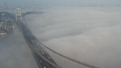 Göz gözü görmüyor! İstanbul'da sis nedeniyle gemi trafiği durdu - Resim : 1