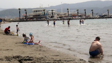 Muğla'da termometreler 27 dereceyi gösterdi. Sabah oy kullanmak için sandığa giden vatandaşlar öğleden sonra denize akın etti - Resim : 2