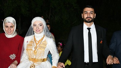 Böyle düğün görülmedi! 2 gün 2 gece sürdü! Gelin ile damat altın ve paraya boğuldu! - Resim : 1
