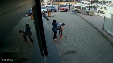Sağlık çalışanından akılalmaz şiddet! 10 yaşındaki çocuğu öldüresiye dövdü! O anlar kameralara yansıdı - Resim : 2