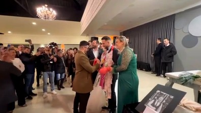 Böyle düğün daha önce ne görüldü ne de duyuldu! Damadın arkadaşı salona böyle girdi, herkes şaştı kaldı - Resim : 1