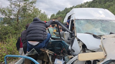 Adana'da katliam gibi kaza! Otomobil ile minibüs çarpıştı: 5 can kaybı! - Resim : 2