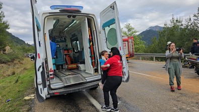 Adana'da katliam gibi kaza! Otomobil ile minibüs çarpıştı: 5 can kaybı! - Resim : 1