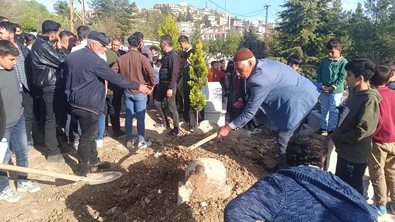 Siirt'te akıllara durgunluk veren olay! Ses geldiği iddiası üzerine gömülen kişinin mezarı açıldı! - Resim : 1