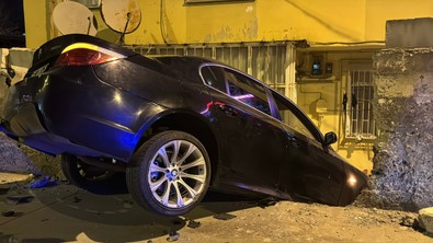 Yer Üsküdar! Otomobil bahçe duvarına çarptı: Sürücü aracını bırakıp kaçtı - Resim : 1