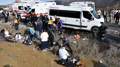 Sivas'ta feci kaza! Minibüs ile otomobil çarpıştı: Ölü ve yaralılar var! - Resim : 2