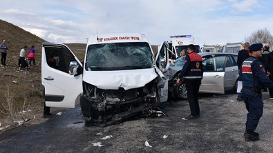Sivas'ta feci kaza! Minibüs ile otomobil çarpıştı: Ölü ve yaralılar var! - Resim : 1