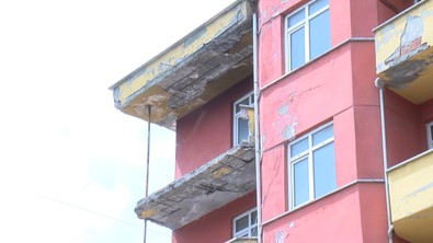 Sancaktepe'de 5 katlı metruk binada balkon çöktü! - Resim : 1