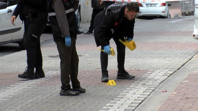 Küçükçekmece'de silahlı saldırı: Bir apartman önünde bekleyen 2 kişi vuruldu! - Resim : 1