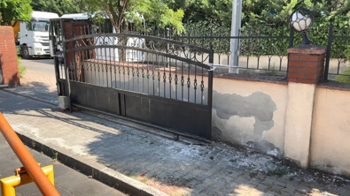 İhmale devam! Bir çocuğun ölümüne neden olan demir kapıya ip bağlanarak önlem alındı - Resim : 1