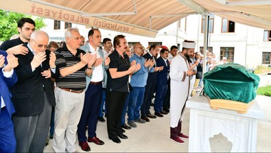 Neşe Karaböcek oğlunu toprağa verdi - Resim : 1