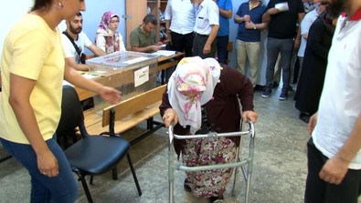 Oy kullanmaya yürüteçle geldi - Resim : 1