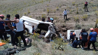 Kaçak göçmen minibüsü takla attı! 17 ölü - Resim : 2