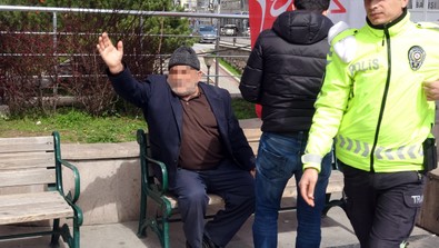 Yer: Tokat… Korona bunaltınca!.. Önce basın mensuplarını tersledi, sonra vatandaşa bıçak çekti! - Resim : 1