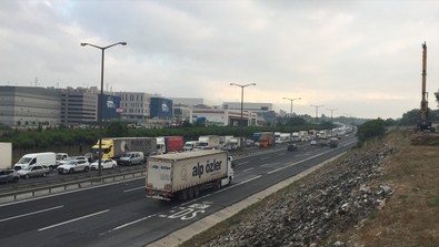 TEM’de tır devrildi - Resim : 1