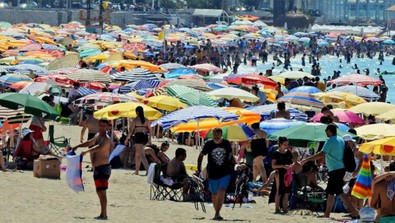 Çeşme'de yüzmek de yürümek de imkansız! 1 milyon kişiyi aştı - Resim : 1