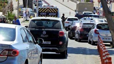 Çeşme'de yüzmek de yürümek de imkansız! 1 milyon kişiyi aştı - Resim : 2