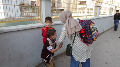 Derse girmemek için kendini yere attı!.. Öğretmenleri ve annesi ne yapacaklarını şaşırdı! - Resim : 2