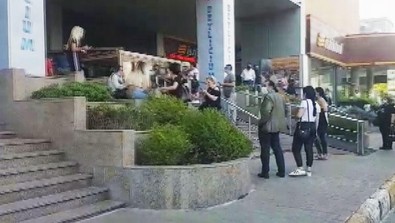 İstanbul'da AVM'de yangın... Mahsur kalanlar var - Resim : 1