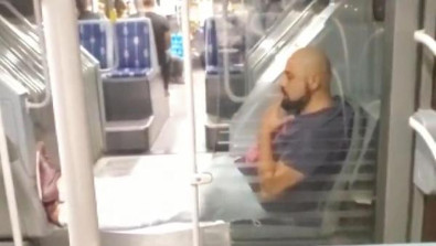 Metrobüste 'yok artık' dedirten olay!.. Evinin salonu gibi ayaklarını uzatıp sigara içti! - Resim : 1