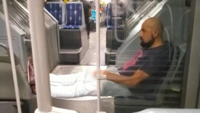 Metrobüste 'yok artık' dedirten olay!.. Evinin salonu gibi ayaklarını uzatıp sigara içti! - Resim : 2