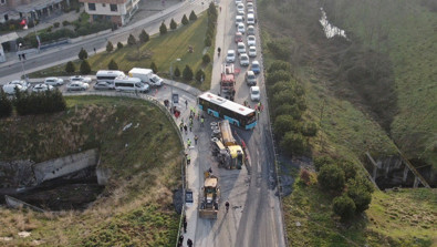 Trafik durma noktasına geldi! Beton yüklü kamyon devrildi - Resim : 2