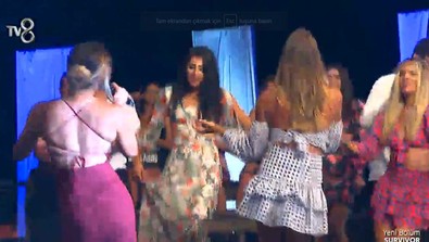 Birleşme partisine damga vurdu! Survivor'ın yıldızının cesur elbisesi nefes kesti! - Resim : 4