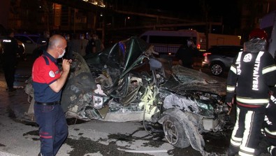 Hurda yığınına dönen araçta can pazarı - Resim : 1