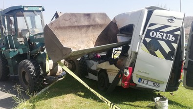Son dakika... Korkunç kaza! İş makinesi öğrenci servisini ezdi! - Resim : 2